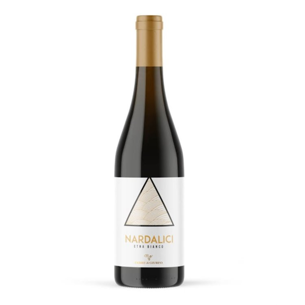 Bottiglia di vino scuro con etichetta bianca, triangolo decorativo oro e scritta "NARDALICI ETNA BIANCO" su sfondo bianco neutro.