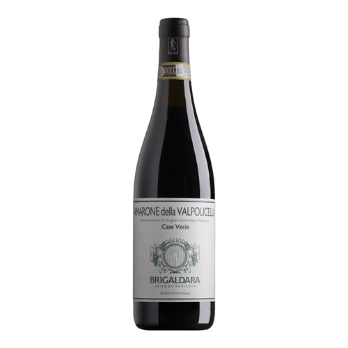 bottiglia di vino Amarone della Valpolicella Brigaldara con etichetta bianca e scritte verdi su sfondo bianco