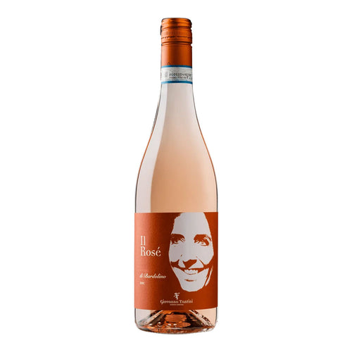 Transparente Flasche mit Roséwein, orangefarbenem Etikett mit weißem Gesicht und Schrift Il Rosé di Bardolino DOC Giovanna Tantini, Verschluss