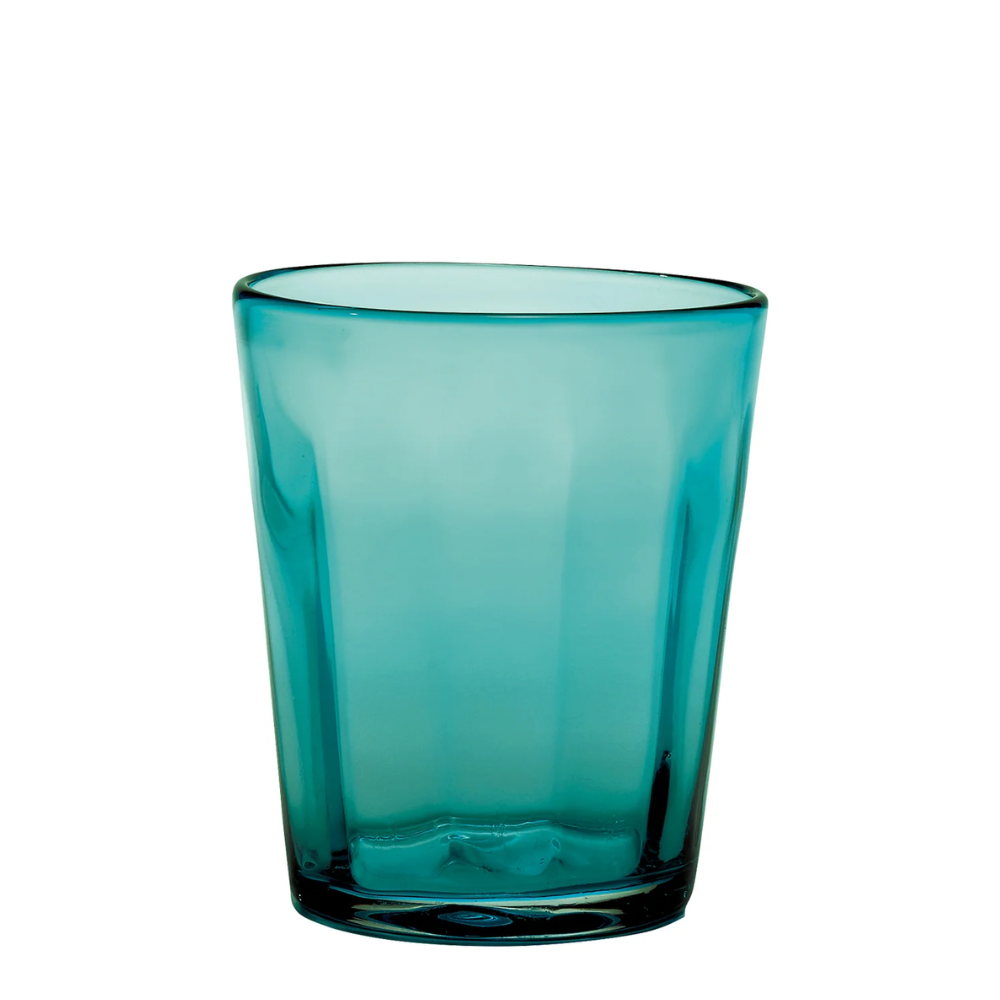 Doorschijnend aquamarijnkleurig glas met licht onregelmatige cilindrische vorm op witte achtergrond