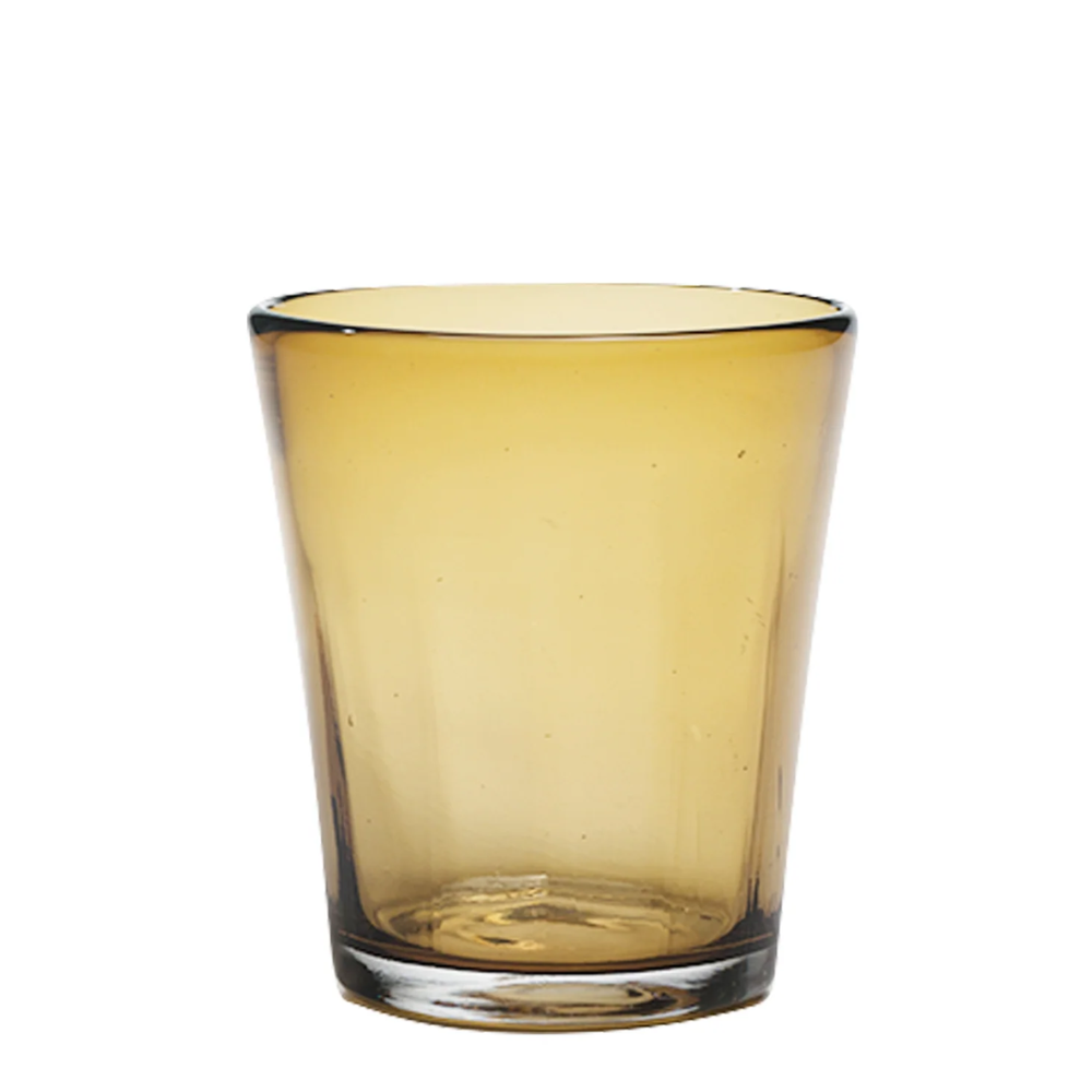 Transparant amberkleurig glas, licht naar buiten uitlopende vorm, neutrale witte achtergrond