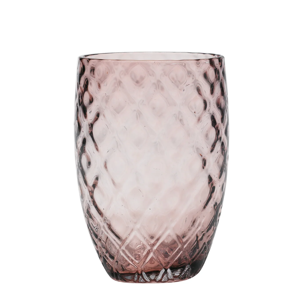 Bicchiere di vetro trasparente color ametista con superficie diamantata e forme arrotondate, sfondo bianco.