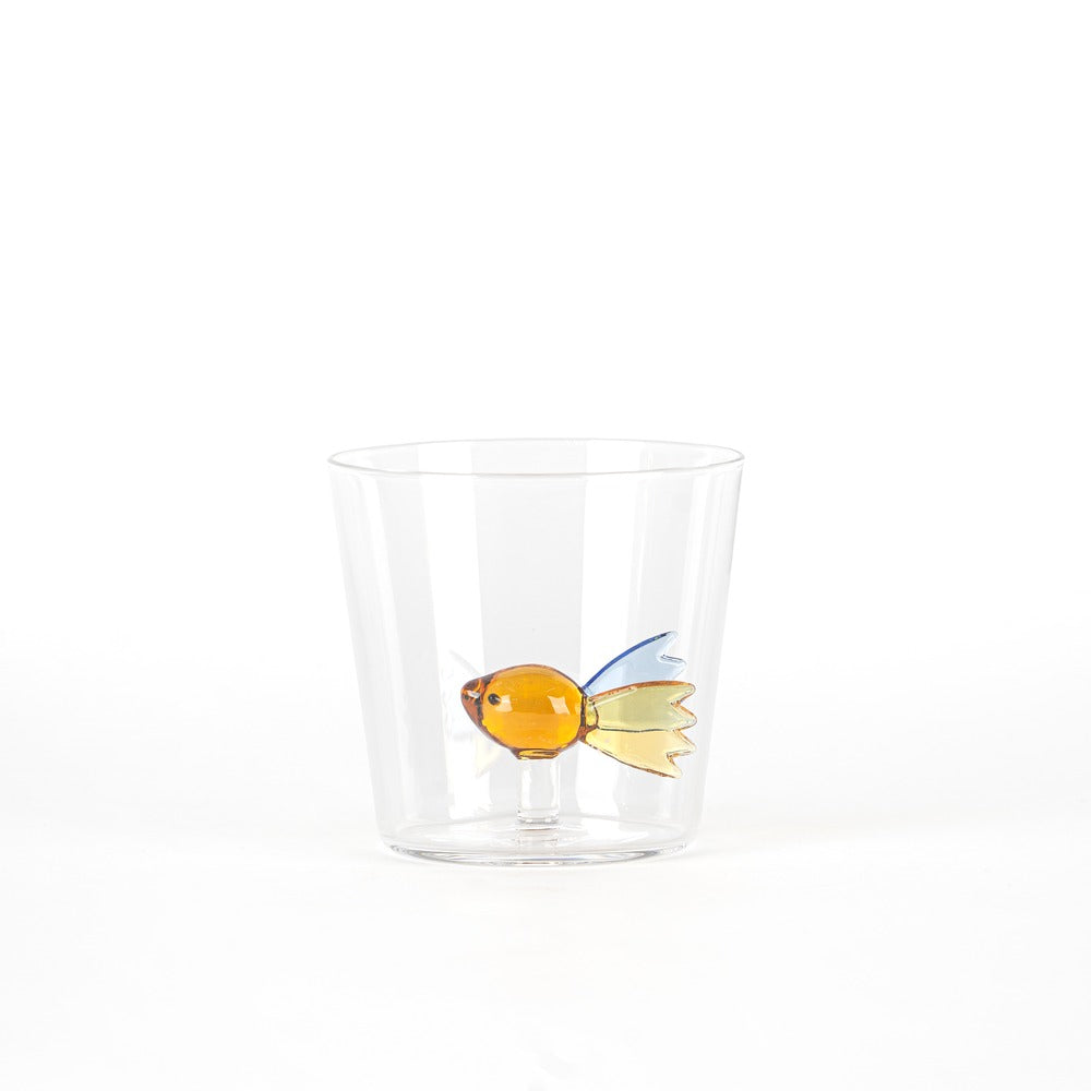 Vaso transparente con diseño de un pez naranja, azul y amarillo, sobre fondo blanco.