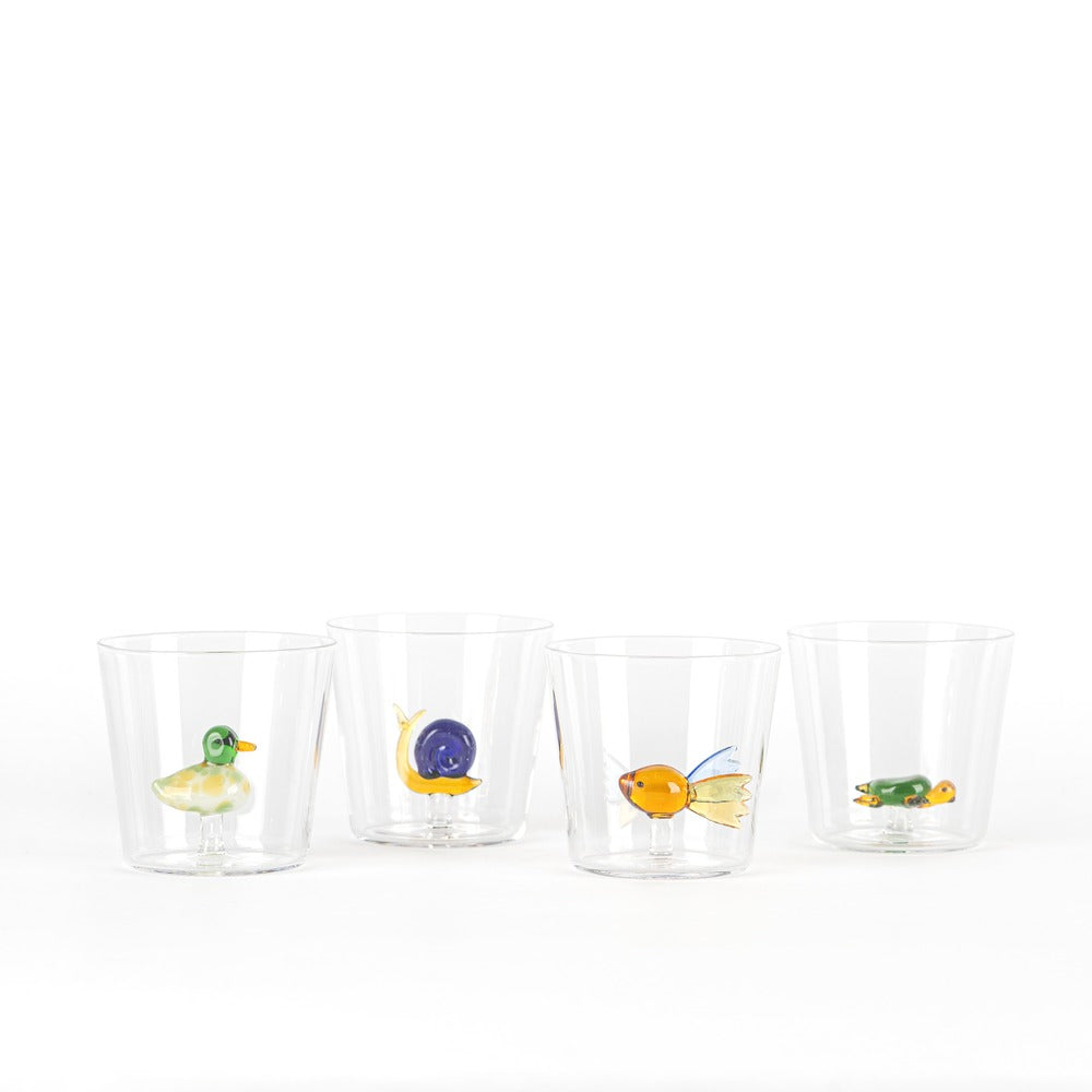 Cuatro vasos transparentes con decoraciones de animales: pato, caracol, pez y tortuga coloreados.