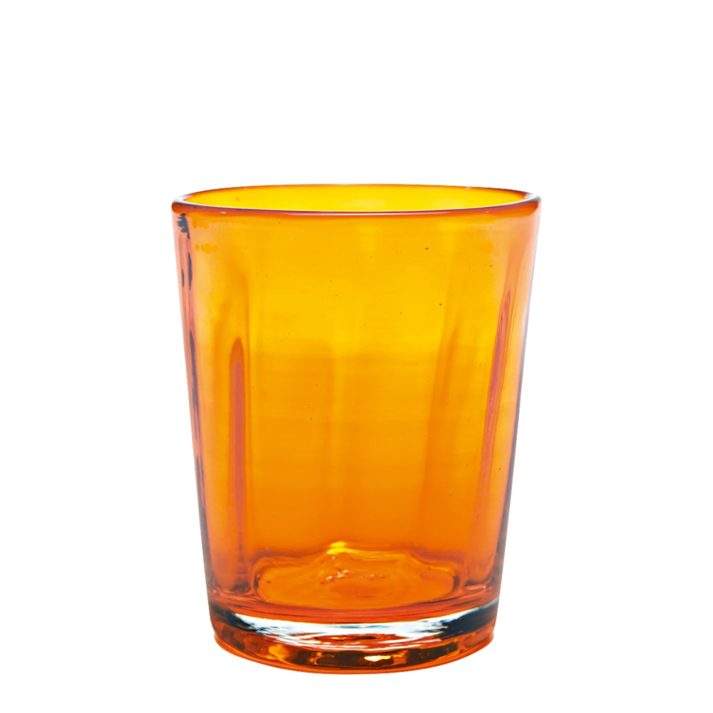 transparant oranje glazen beker in glas met slightly rounded rim op witte achtergropd