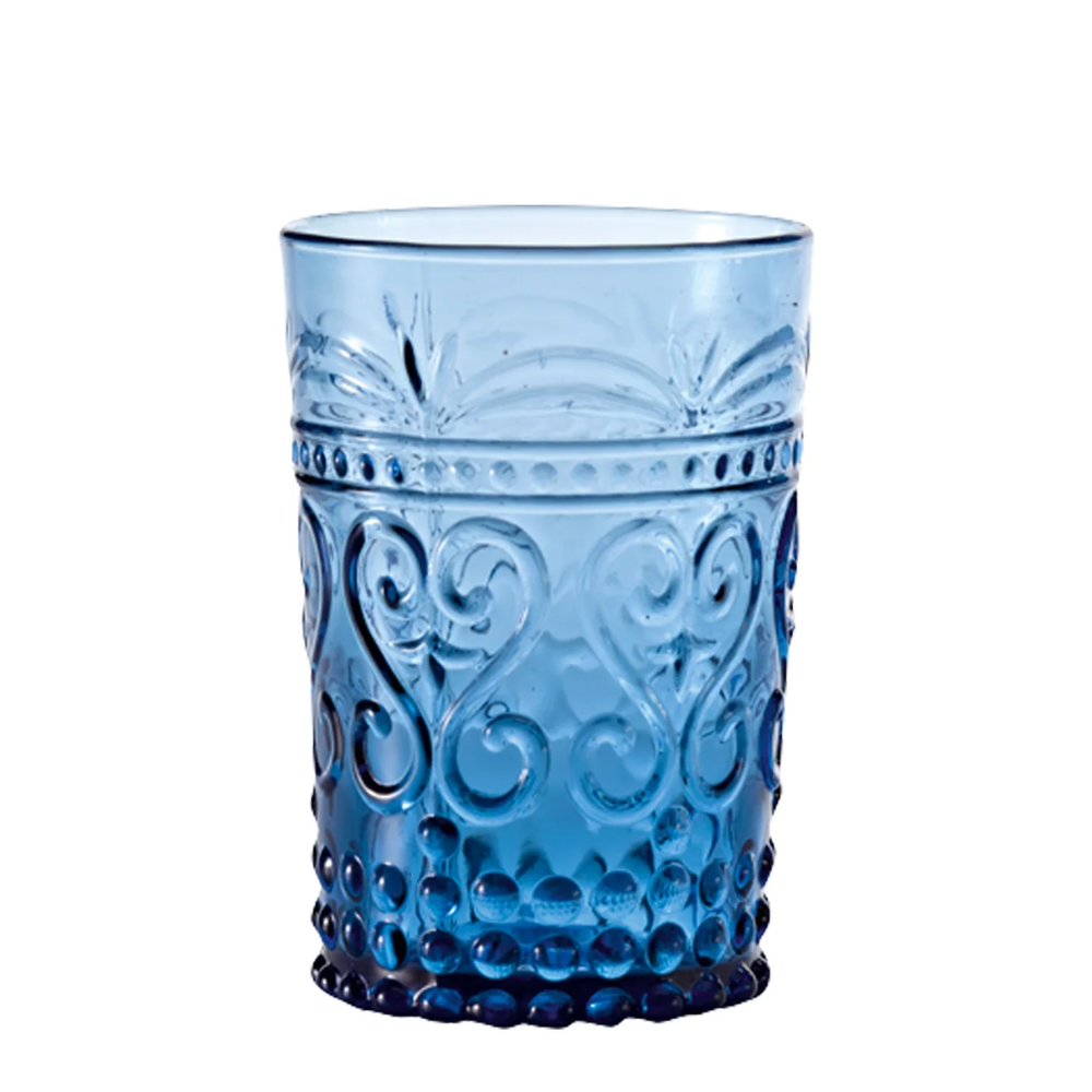 Lichtblauw glas met reliëf bloemen- en bellendecoraties, op witte achtergrond.