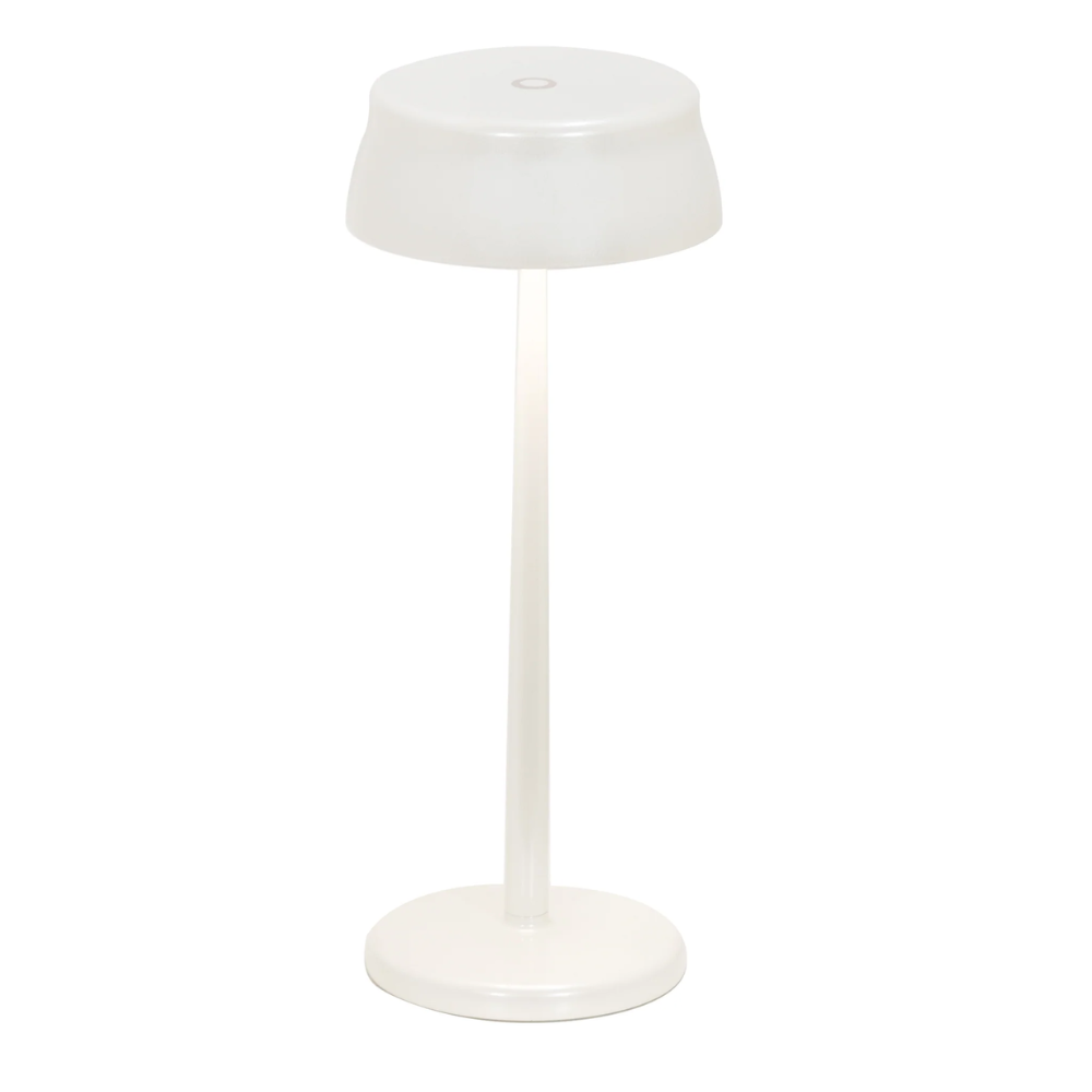 Lampe de table blanche avec base ronde, tige fine et abat-jour cylindrique en matériau translucide, fond blanc