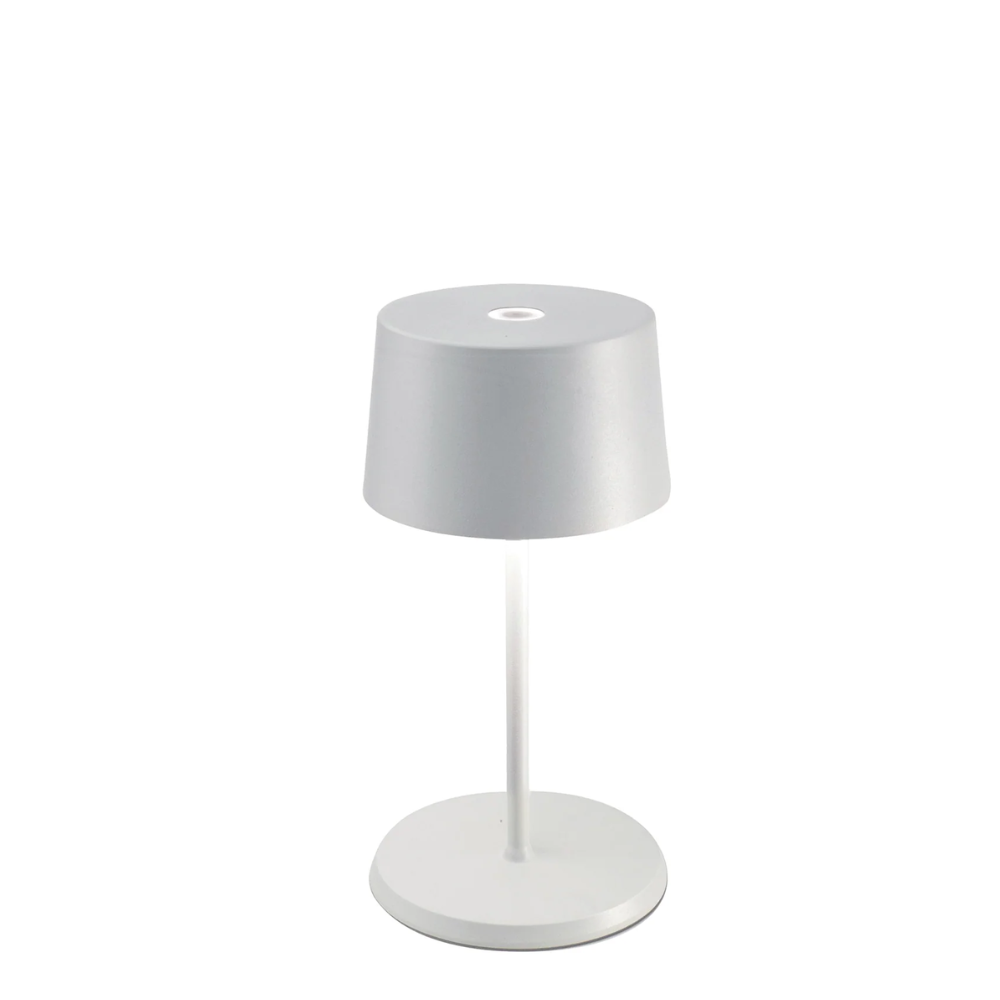 Lampe de table avec abat-jour gris cylindrique et base ronde blanche en métal, fond blanc
