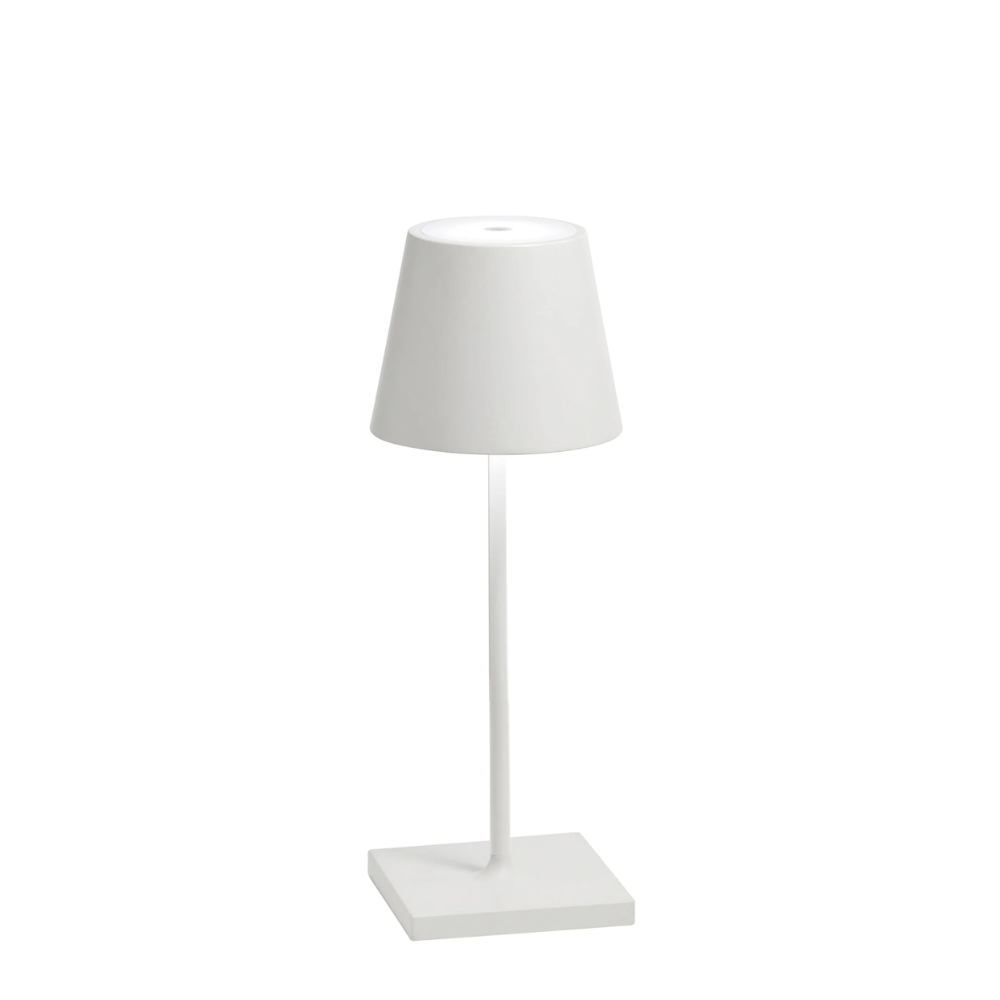 lampada da tavolo bianca con paralume a forma di tronco di cono, base quadrata e stelo cilindrico sottile, sfondo bianco