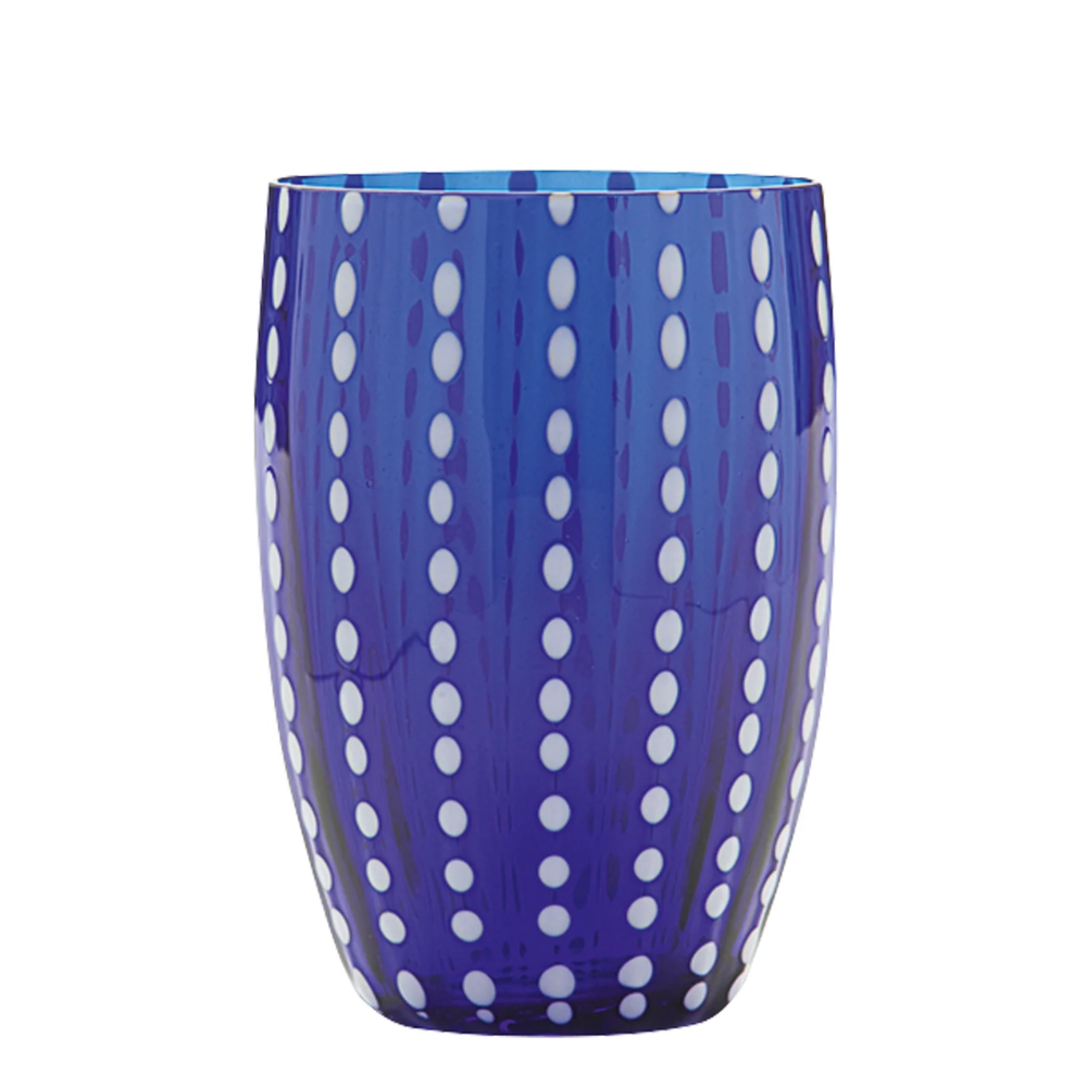 Verre bleu transparent avec motifs à pois blancs verticaux sur fond blanc