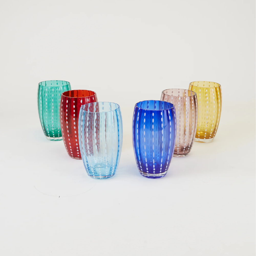 Six verres en verre coloré en tons vert, rouge, bleu clair, bleu, rose et jaune avec décorations de lignes de points blancs, disposés