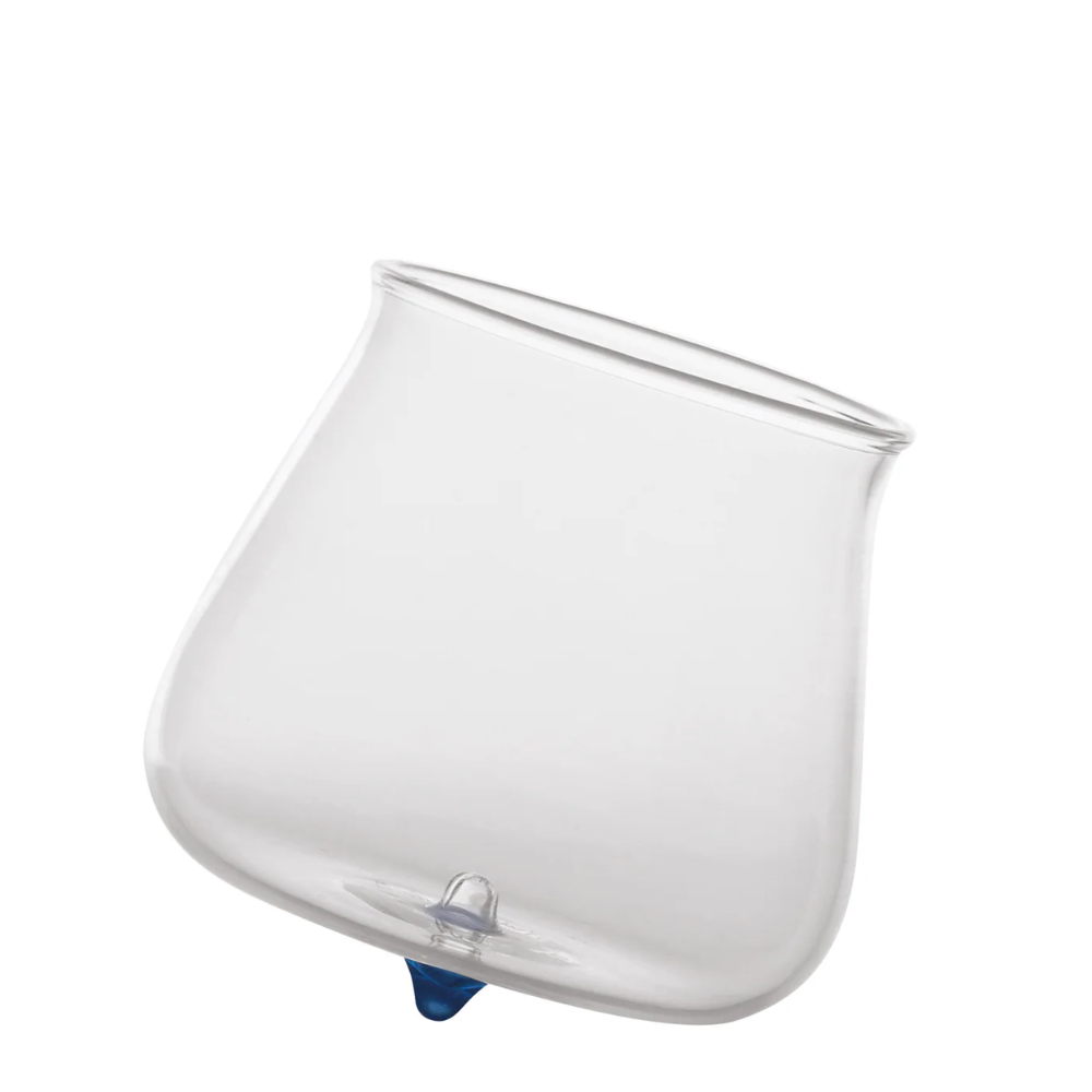transparante glazen container met blauwe conische basis, afgeronde vorm en bovenopening, op witte achtergrond