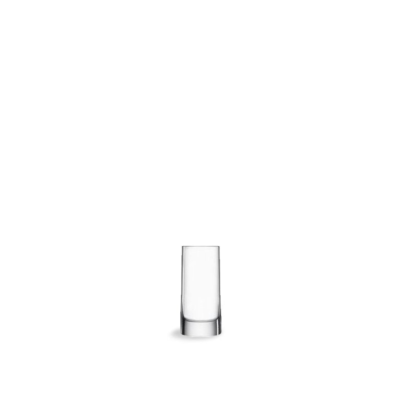 bicchiere di liquore trasparente in vetro con base spessa su sfondo bianco minimalista