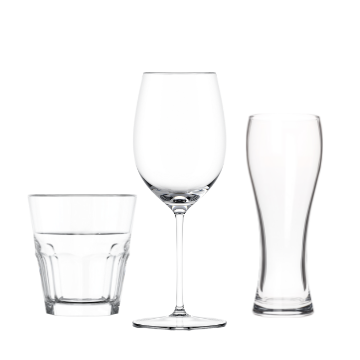 Tre bicchieri trasparenti di vetro: tumbler, calice da vino con gambo e boccale alto da birra su sfondo