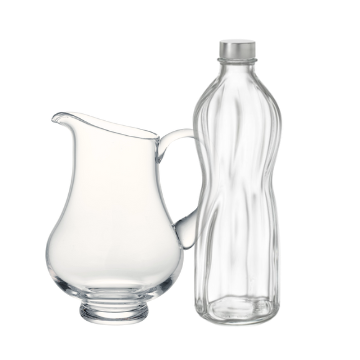 Caraffa in vetro trasparente con manico accanto a bottiglia in vetro trasparente con tappi metallico, sfondo