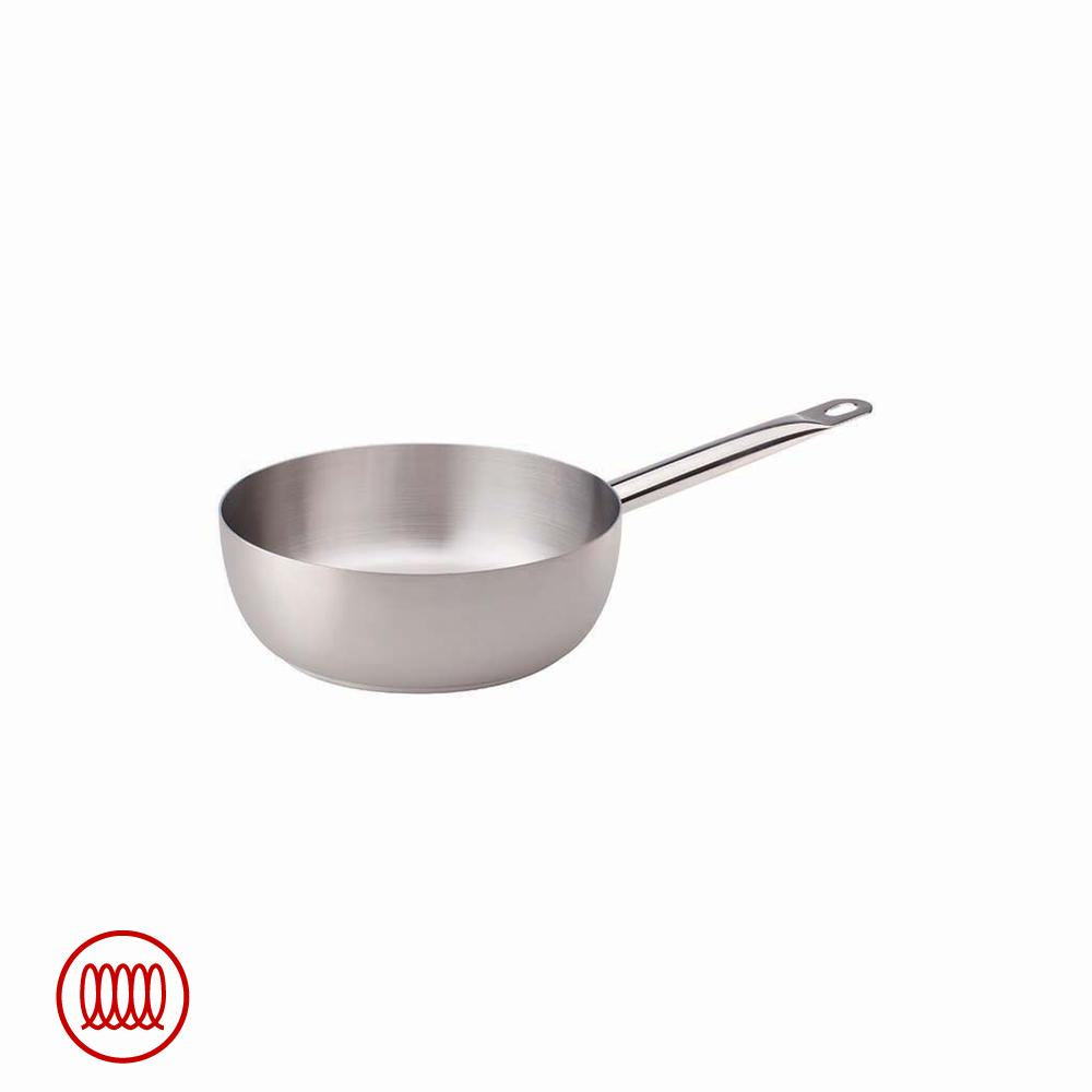 Cacerola cónica de acero inoxidable satinado con mango largo hueco y agujero para colgar, fondo blanco.