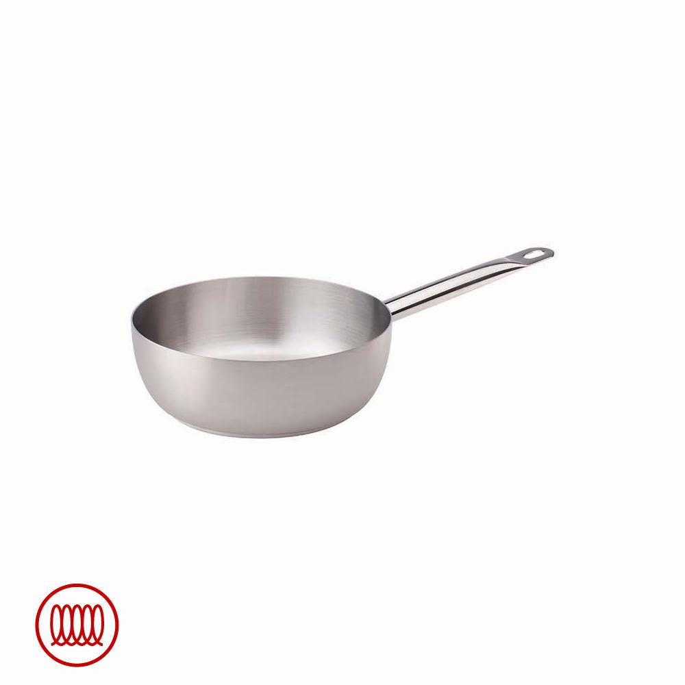 Cacerola cónica de acero inoxidable satinado con mango largo y agujero para colgar, fondo blanco neutro