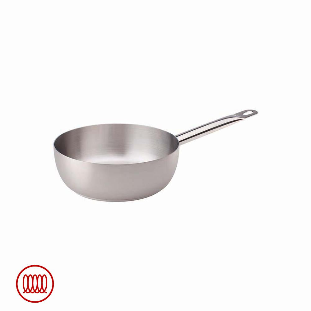 Cacerola cónica de acero inoxidable pulido con mango tubular largo y agujero para colgar sobre fondo blanco, icono de fuego rojo abajo