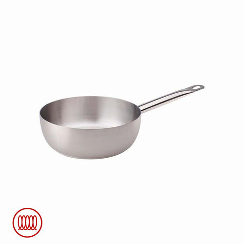 casseruola conica in acciaio inox lucido con manico lungo e foro per appendere, su sfondo bianco neutro