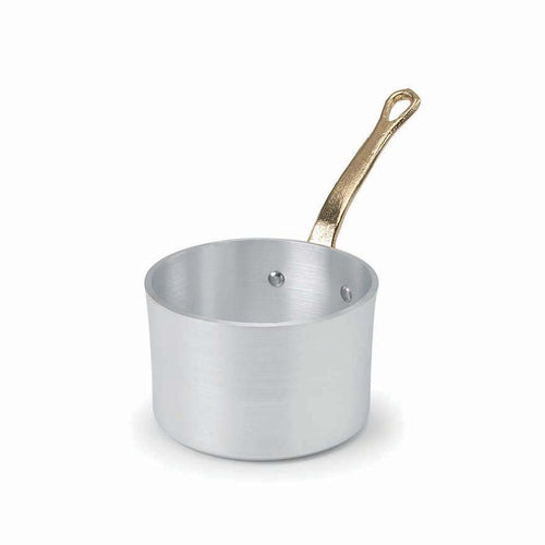Hoher gebürsteter Aluminium-Topf mit langem goldenem Metallgriff, auf weißem Hintergrund.