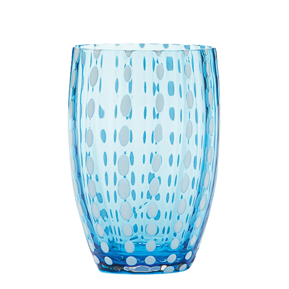 Verre bleu ciel avec décorations à pois blancs de forme ovale, fond blanc.