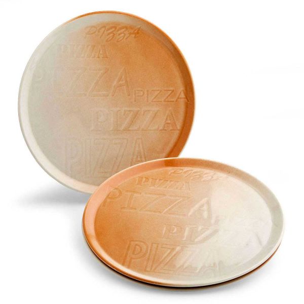 Twee ronde terracotta borden in lichtoranje met het reliëf "PIZZA" op het oppervlak, witte achtergrond.