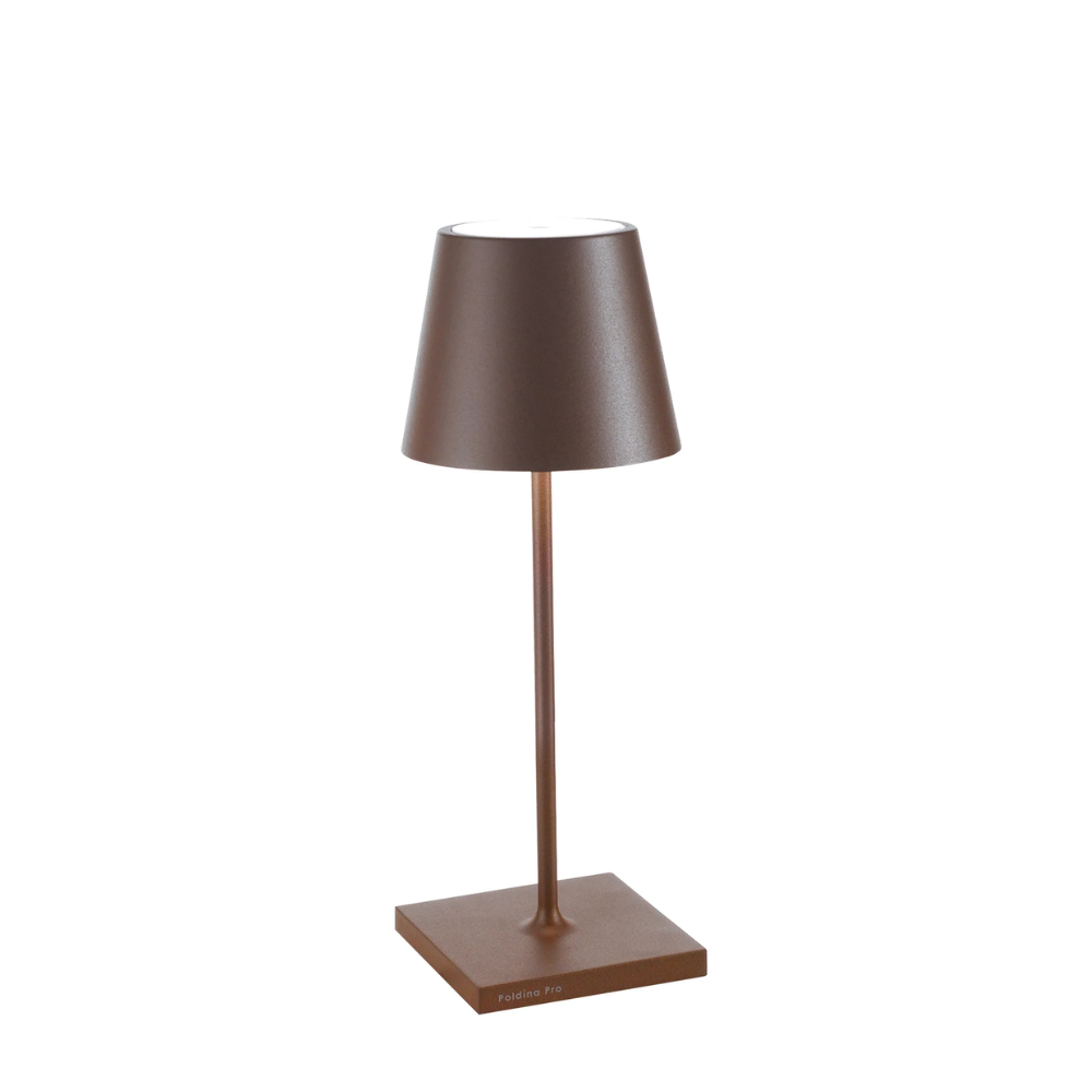 lampada da tavolo marrone con base quadrata, fusto sottile e paralume conico in materiale metallico opaco