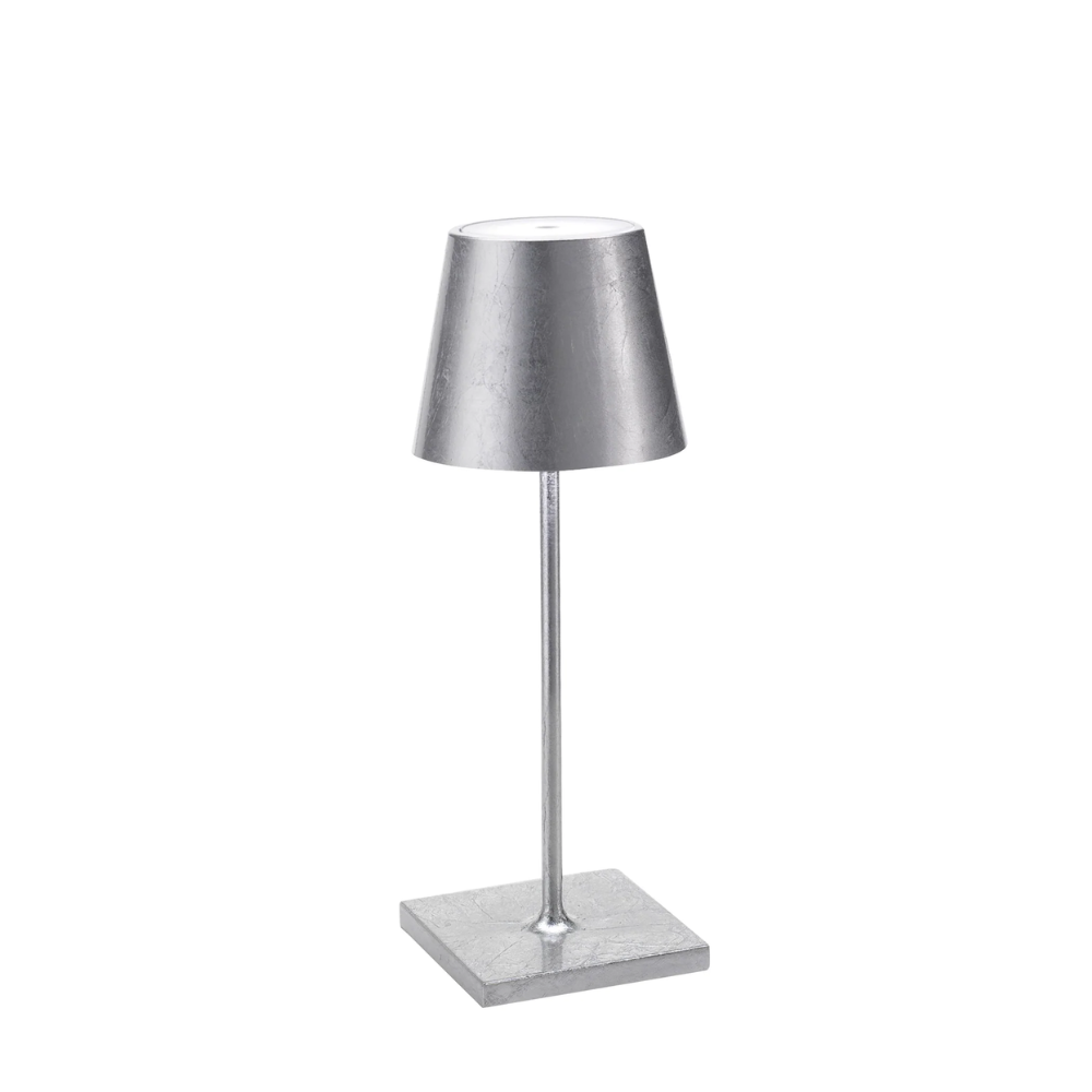 Lampada da tavolo con paralume conico e base quadrata in metallo cromato di colore grigio argento.