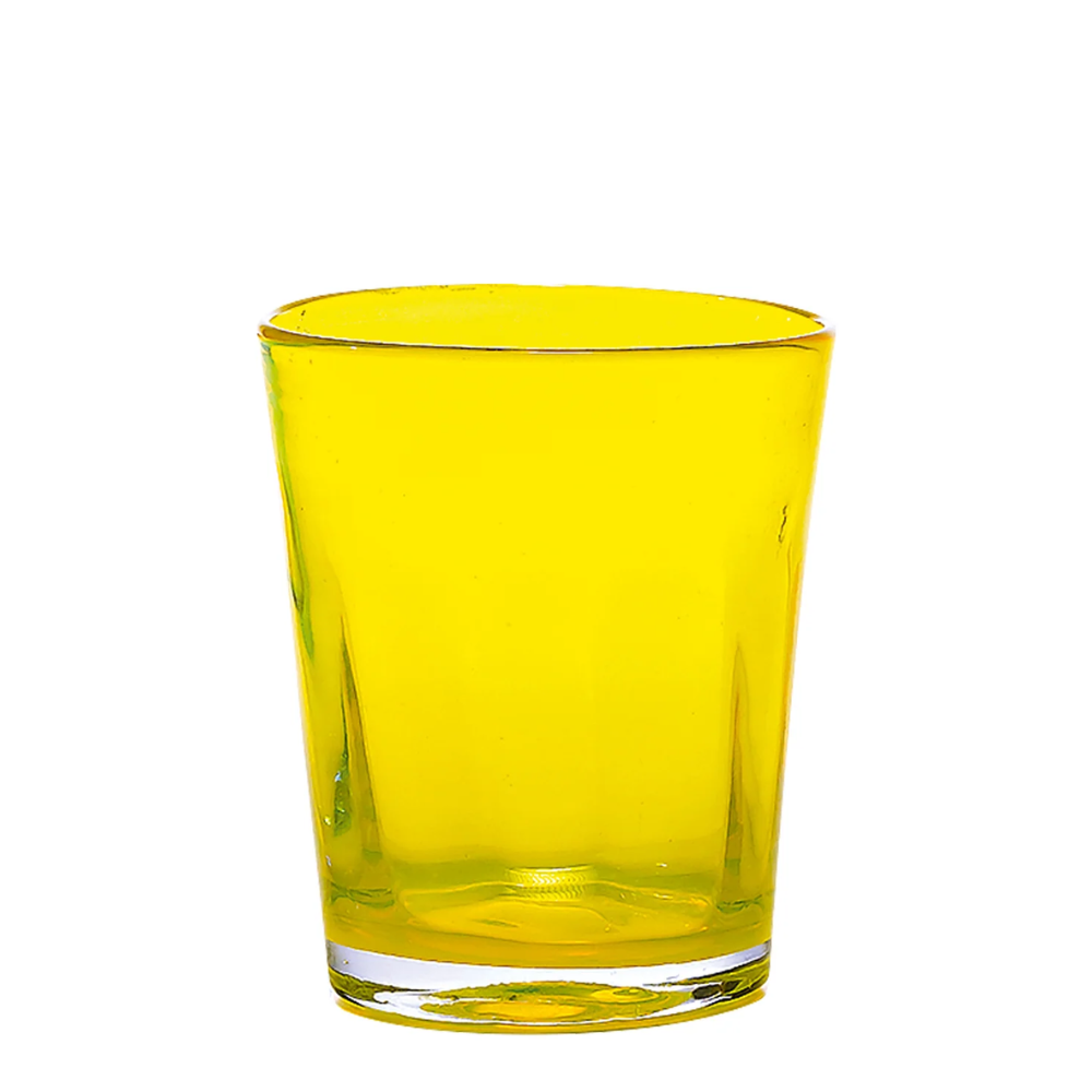 glazen beker transparant geel colorood met thick basis op witte achtergropd