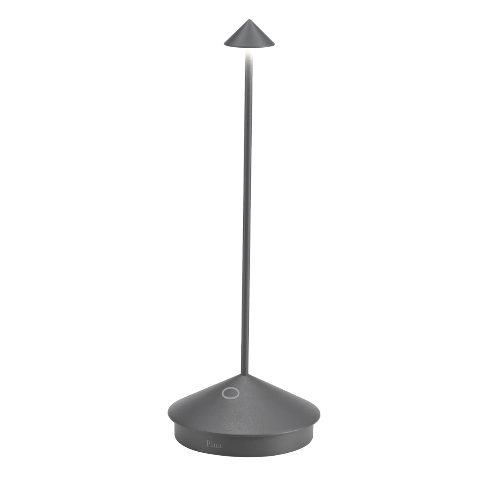 lampada da tavolo grigia in metallo con base e paralume conico, stelo sottile e luce led integrata, design minimalista