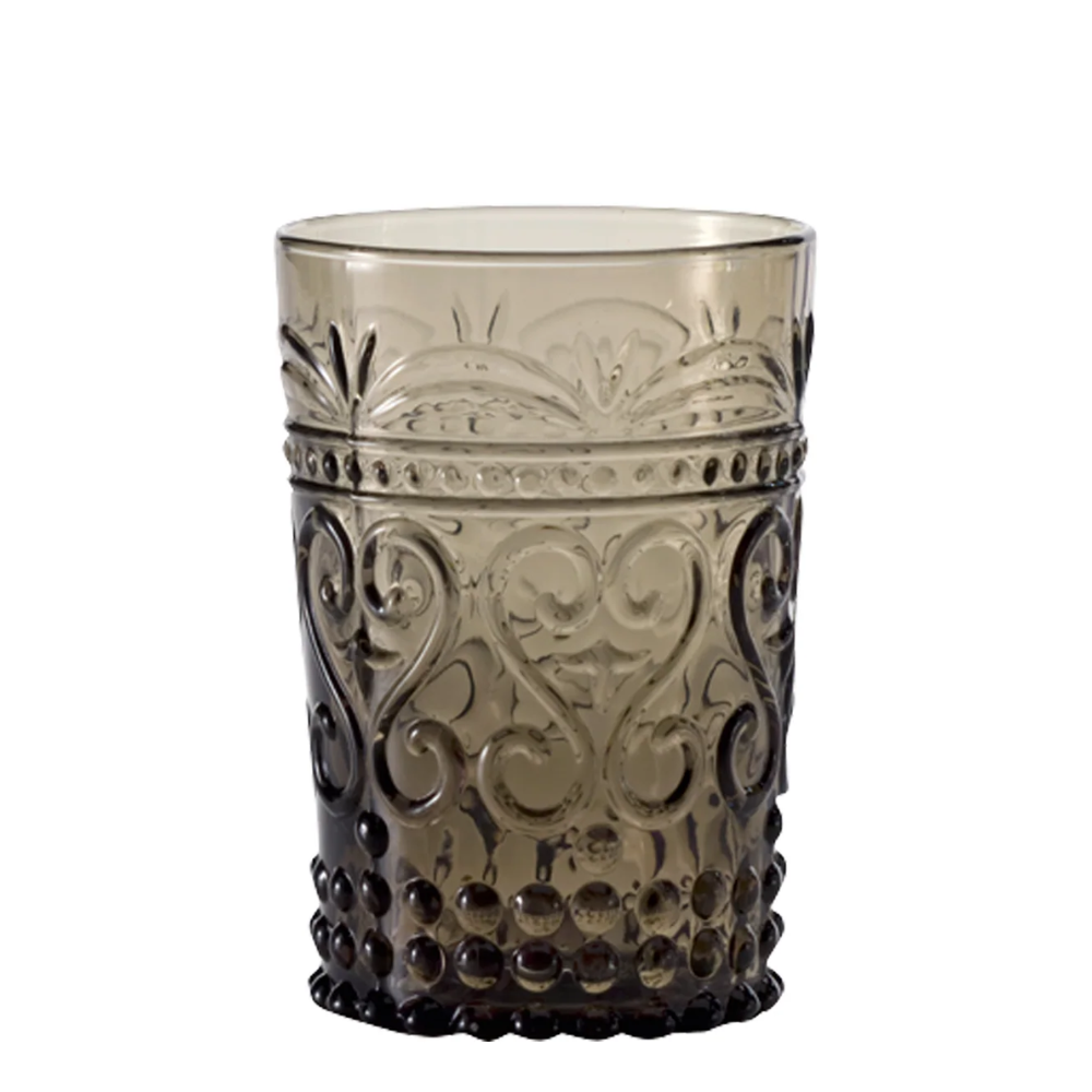 grijs glazen beker decorated met in reliëf patterns en disegni floreali op witte achtergropd