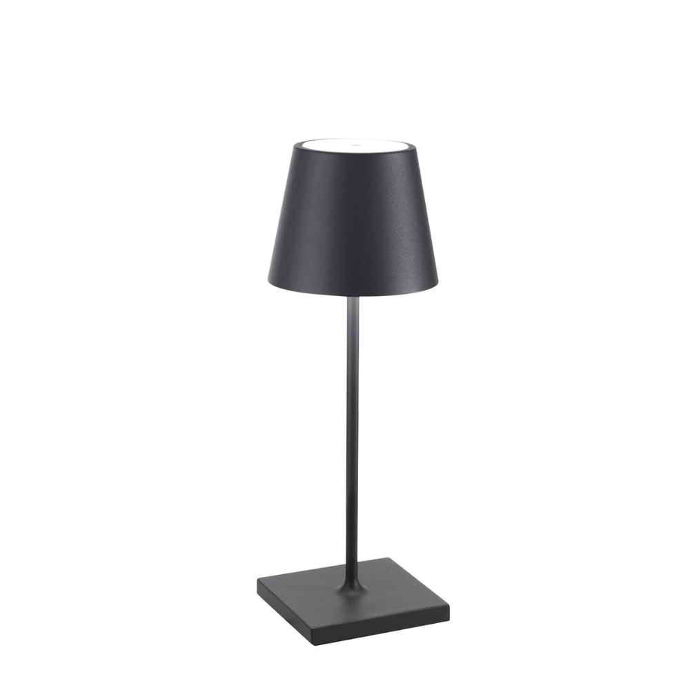 lampada da tavolo grigia con paralume conico e base quadrata in materiale metallico opaco, sfondo bianco