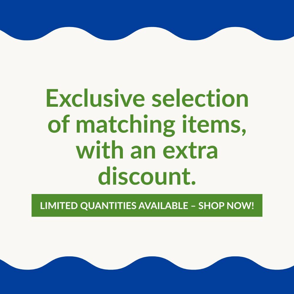 Scritta in verde su sfondo bianco con bordo superiore e inferiore ondulato blu che promuove una selezione esclusiva di articoli abbinati con sconto