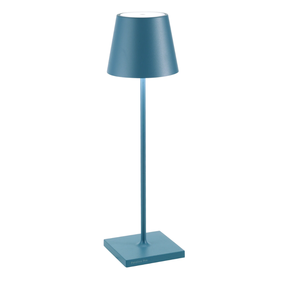 lampada da tavolo azzurra in metallo con base quadrata, stelo cilindrico e paralume conico, sfondo bianco