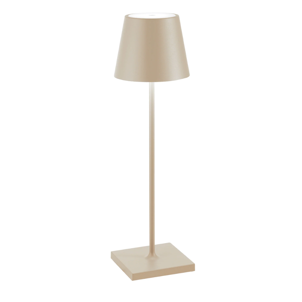 lampada da tavolo beige opaco con base quadrata e paralume conico in materiale ceramico o similare su sfondo bianco