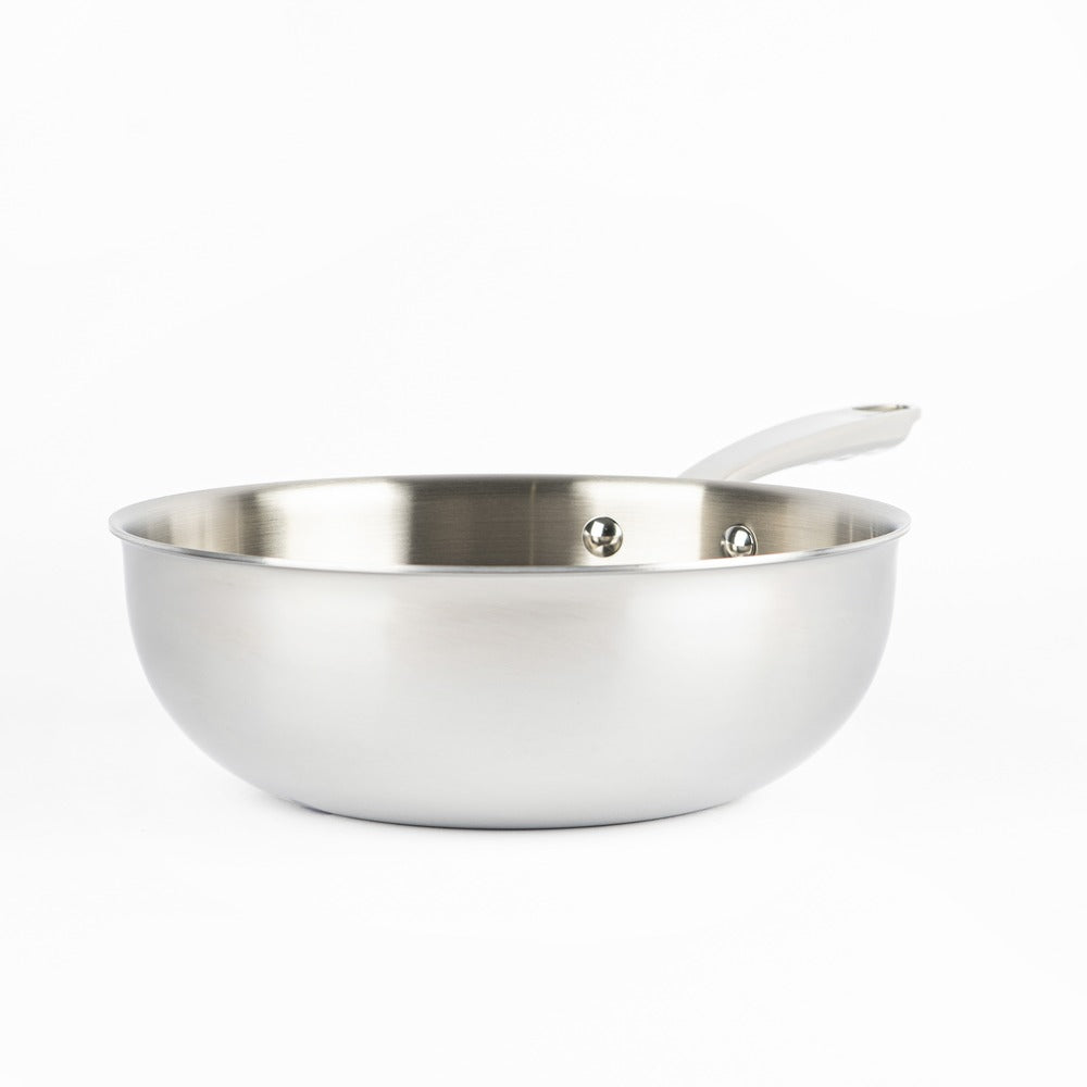 Casseruola in acciaio inox lucido, con manico sbattuto e tre fori. Fondo arrotondato, adatta per la cucina.