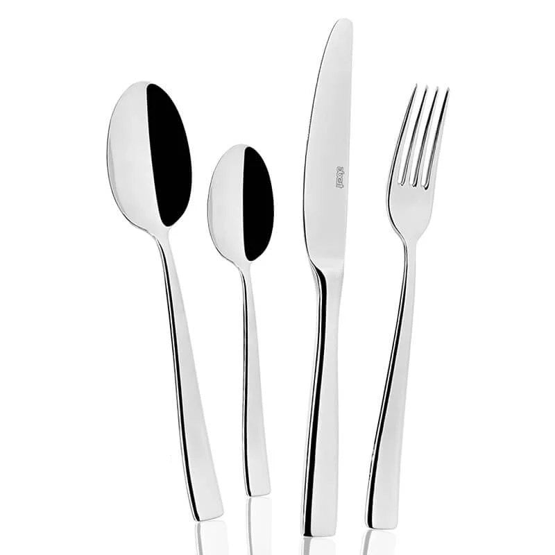 set di posate in acciaio lucido composto da cucchiaio grande, cucchiaino, coltello e forchetta su sfondo