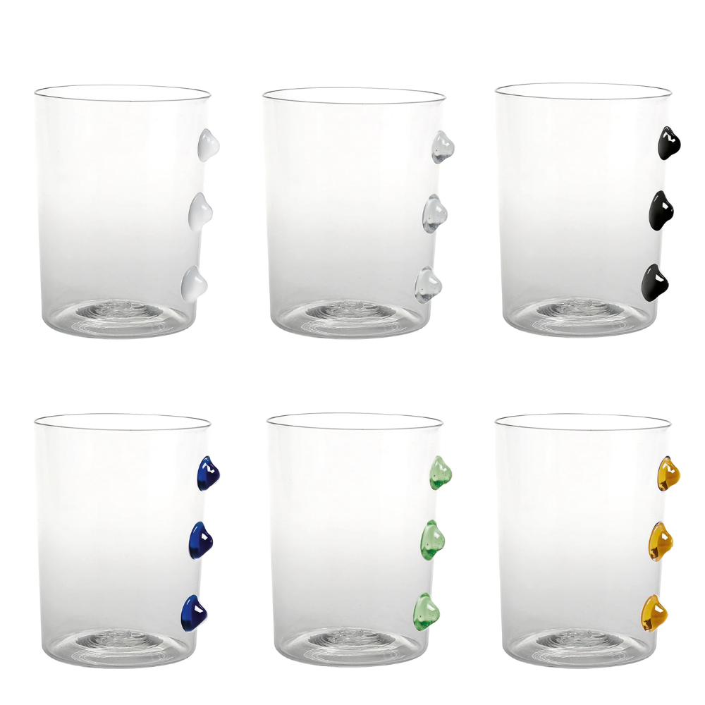 Six verres transparents en verre avec trois gouttes décoratives sur un côté, couleurs des gouttes : blanc, gris, noir, bleu, vert et jaune, sur