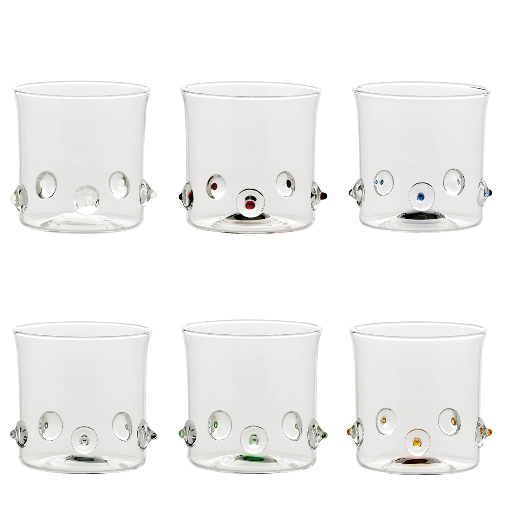 Sei bicchieri di vetro trasparente con decorazioni rotonde in rilievo di vari colori (bianco, rosso, blu, grigio, verde, arancione) su
