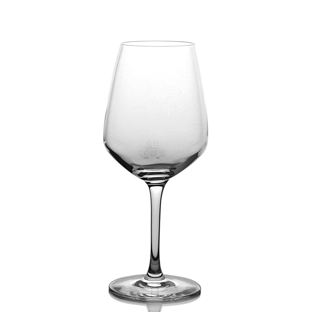 Copa de vino transparente de vidrio, forma cónica y base redonda, sin contenido.