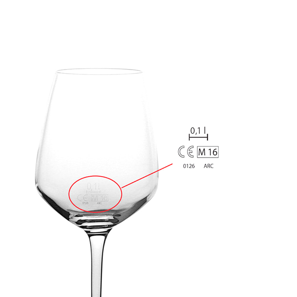 Copa de vidrio transparente con base afilada y grabados en el fondo; etiqueta visible con marcado CE y capacidad de 0,1 l.
