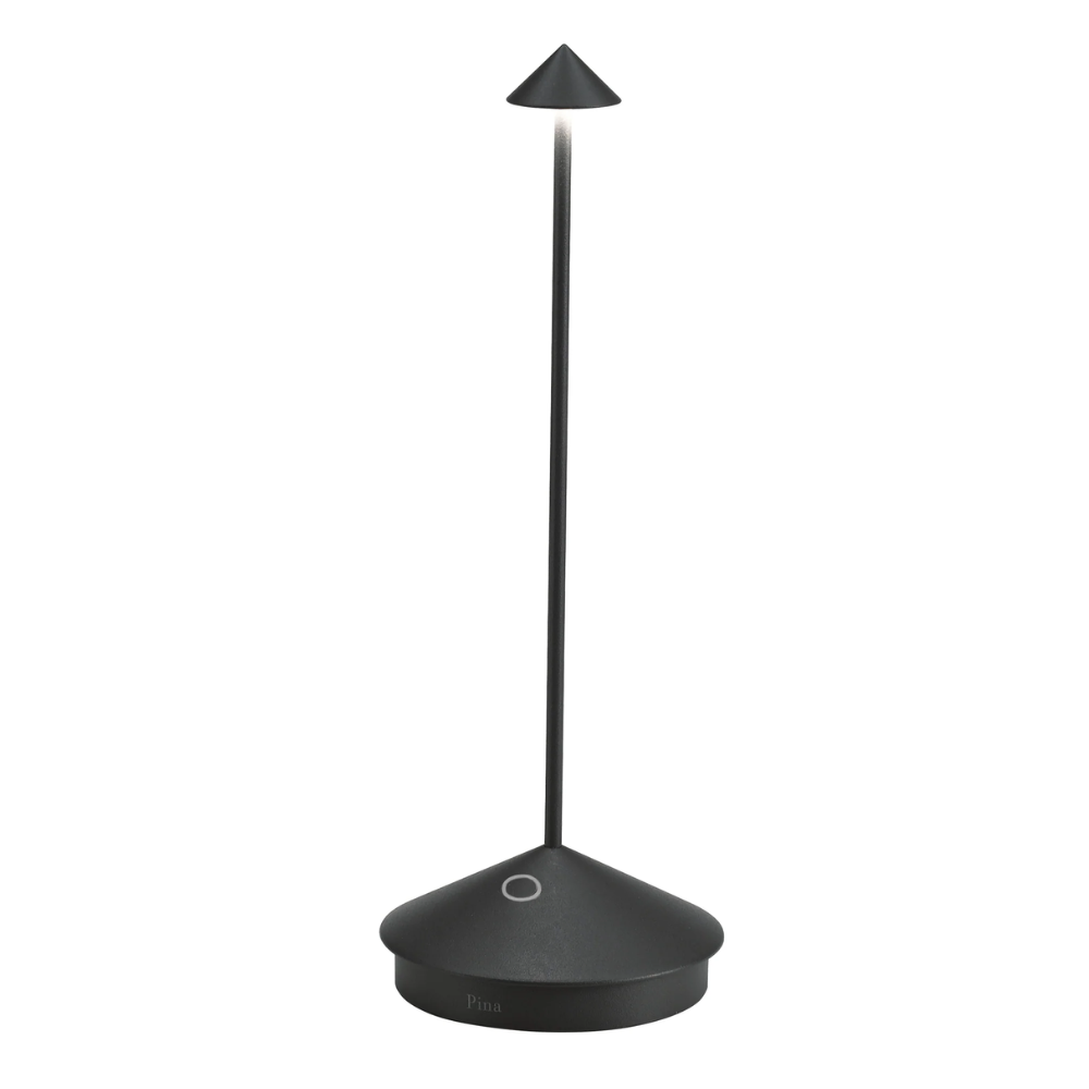 lampada da tavolo nera con base cilindrica conica e asta sottile terminante con cono luminoso, materiale metallico opaco