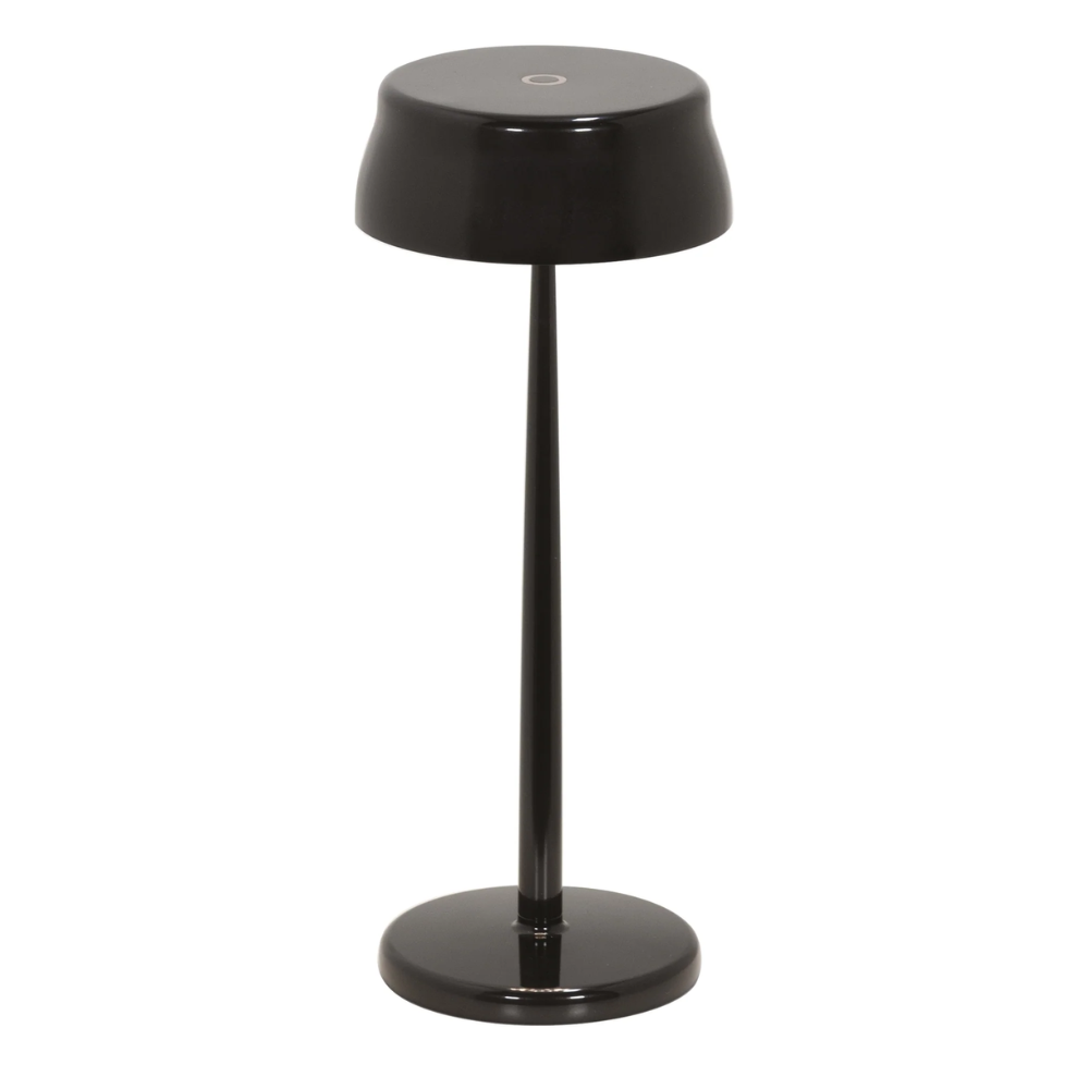 Lampe de table noire brillante avec base ronde, tige fine et abat-jour rond en forme de dôme plat, sur fond blanc.