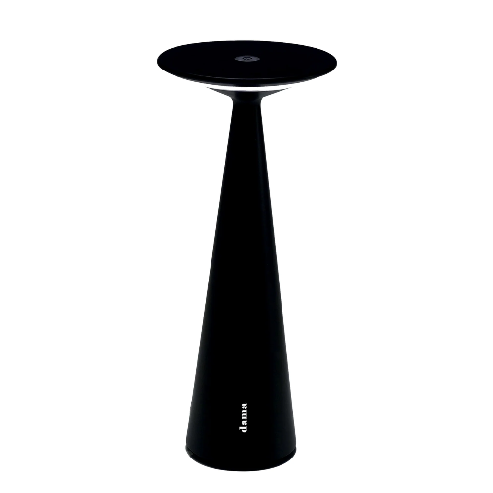 Glänzende schwarze Säule mit konischer Basis und runder Oberfläche, vertikales weißes dama-Logo vorne, weißer Hintergrund