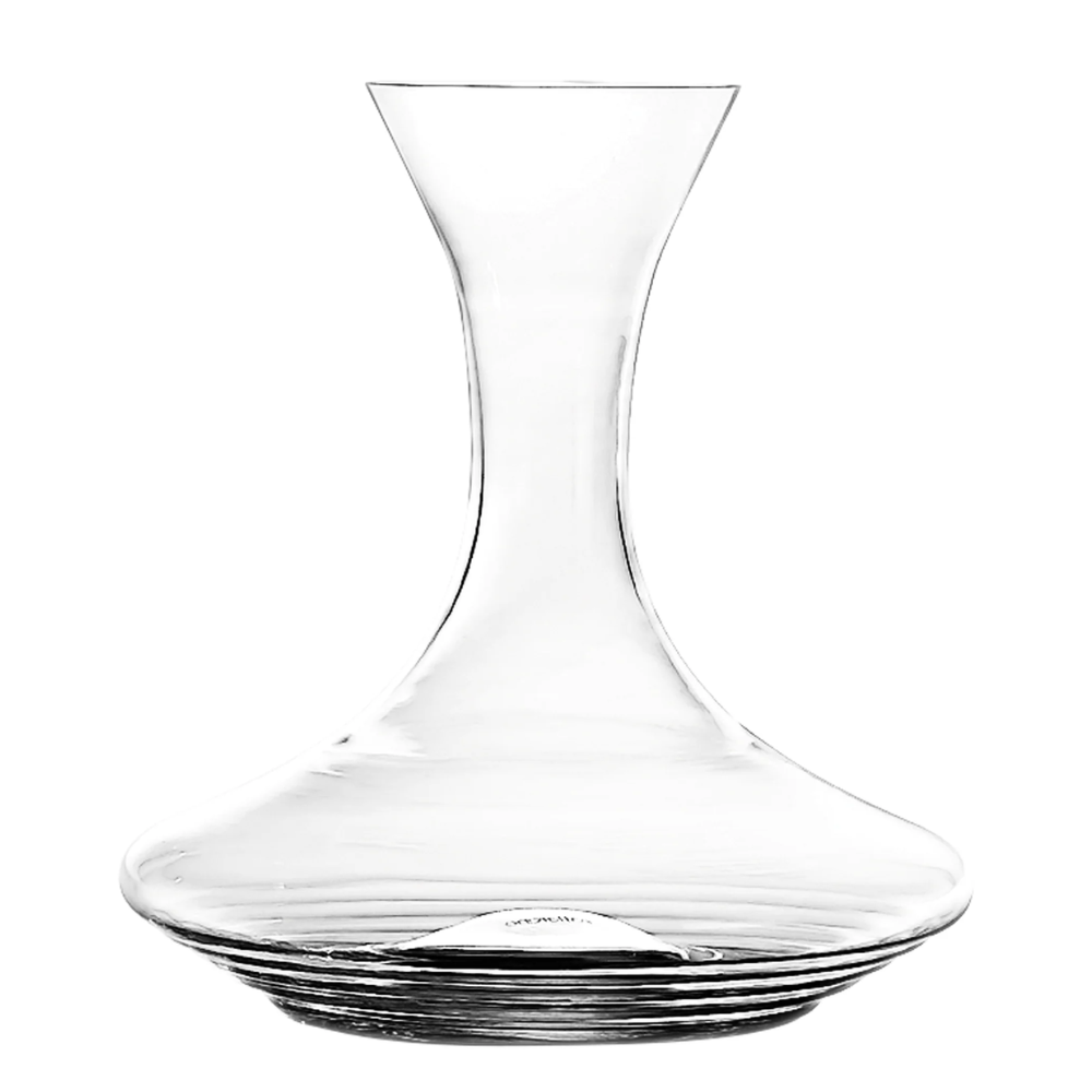 Transparante glazen karaf met brede voet en smalle hals, elegant design, op witte achtergrond