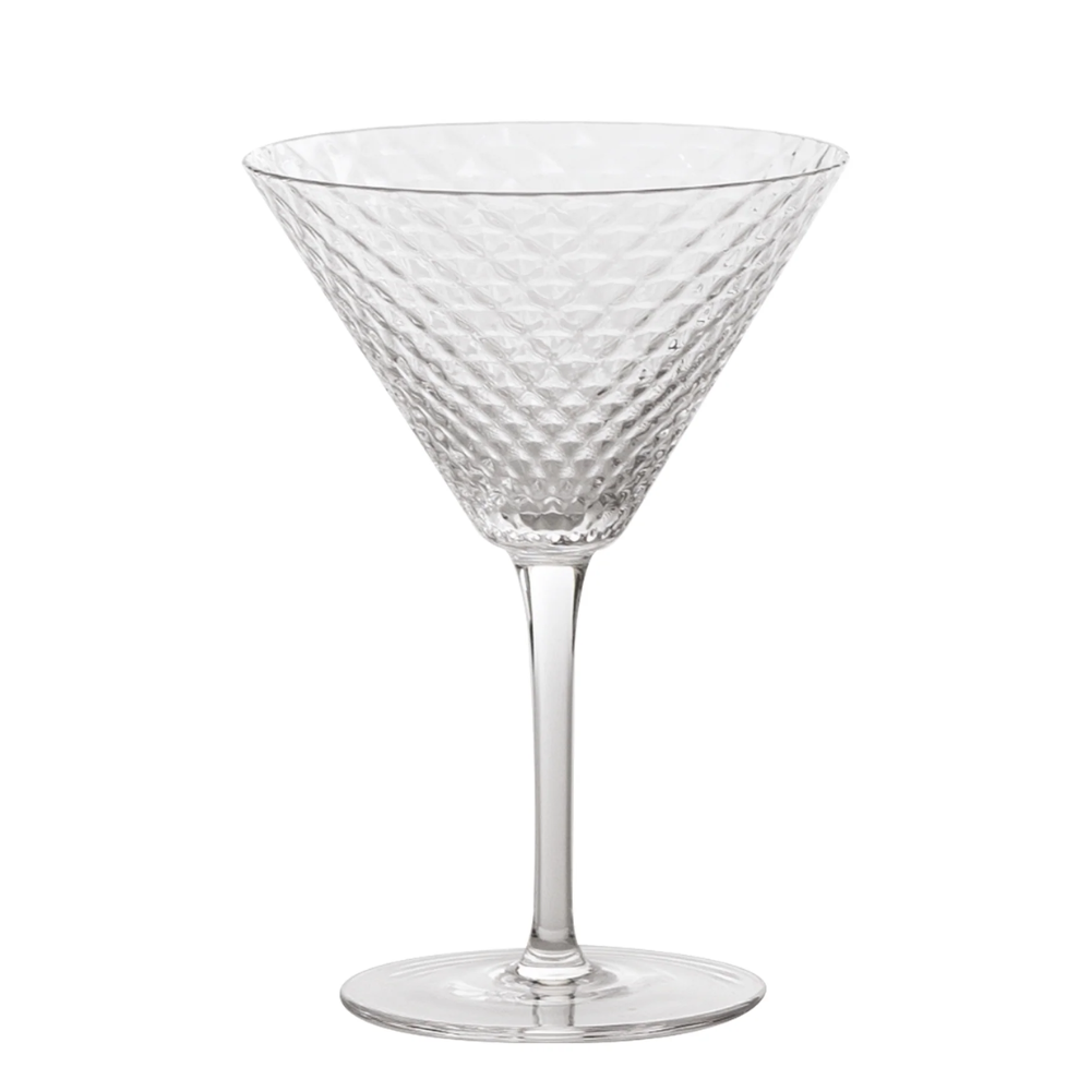 bicchiere da cocktail trasparente in vetro con superficie diamantata e stelo liscio su sfondo bianco
