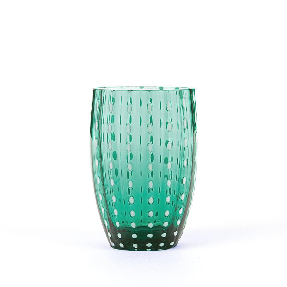 Transparant groen glas met uniforme witte stippenversiering, neutrale witte achtergrond.