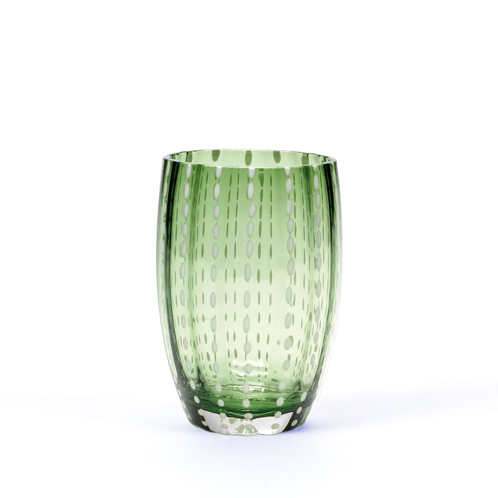 Transparant groen glas met verticale witte parelsversiering op witte achtergrond.