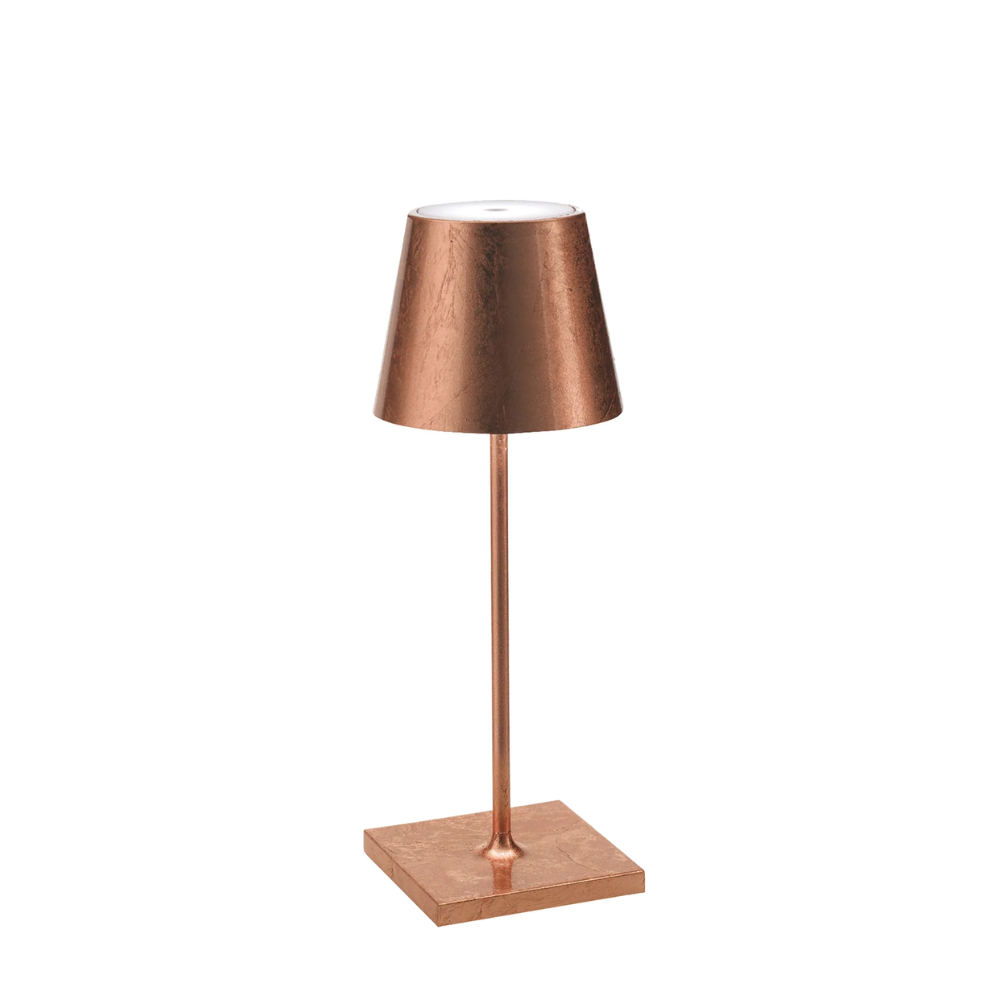 lampada da tavolo color rame con base quadrata, fusto sottile e paralume conico in metallo lucido su sfondo bianco