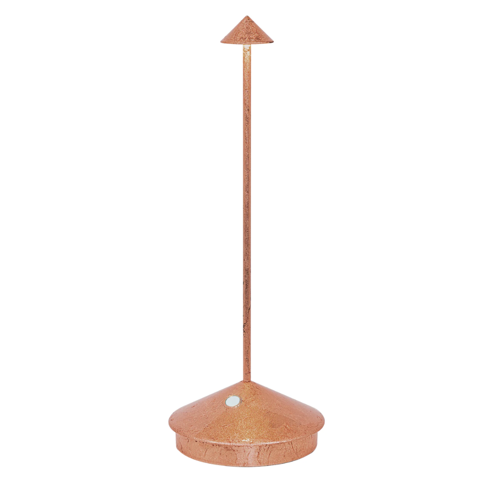 lampada da tavolo in metallo color rame con base conica e asta sottile terminante con paralume conico, sfondo bianco